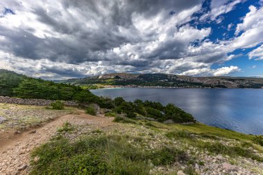 Baska sahilinden Bag Dağı 'nın tepesine kadar kayalık yolda bir yürüyüş. Şehrin gökyüzünden görünen bir manzarası.