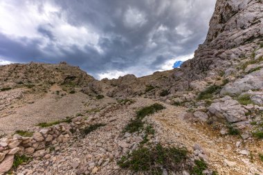 KRK adasındaki Bag zirvesine tırmanan Baska kentinin manzarası, keskin kayalar, gök mavisi sular, Adriyatik Denizi