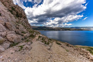 KRK adasındaki Bag zirvesine tırmanan Baska kentinin manzarası, keskin kayalar, gök mavisi sular, Adriyatik Denizi