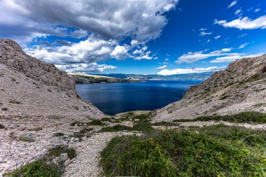 KRK adasındaki Bag zirvesine tırmanan Baska kentinin manzarası, keskin kayalar, gök mavisi sular, Adriyatik Denizi