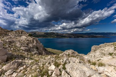 KRK adasındaki Bag zirvesine tırmanan Baska kentinin manzarası, keskin kayalar, gök mavisi sular, Adriyatik Denizi