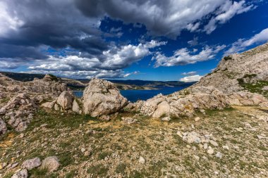 KRK adasındaki Bag zirvesine tırmanan Baska kentinin manzarası, keskin kayalar, gök mavisi sular, Adriyatik Denizi