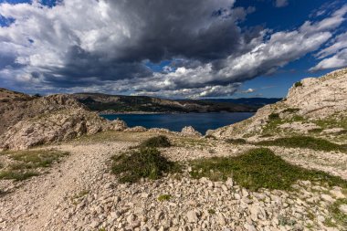 KRK adasındaki Bag zirvesine tırmanan Baska kentinin manzarası, keskin kayalar, gök mavisi sular, Adriyatik Denizi