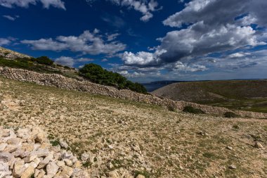 KRK adasındaki Bag zirvesine tırmanan Baska kentinin manzarası, keskin kayalar, gök mavisi sular, Adriyatik Denizi