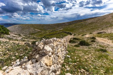 KRK adasındaki Bag zirvesine tırmanan Baska kentinin manzarası, keskin kayalar, gök mavisi sular, Adriyatik Denizi