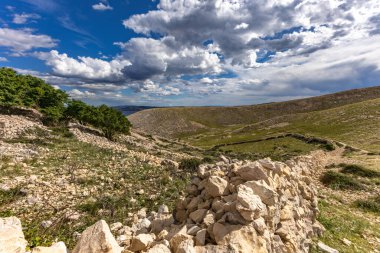 KRK adasındaki Bag zirvesine tırmanan Baska kentinin manzarası, keskin kayalar, gök mavisi sular, Adriyatik Denizi