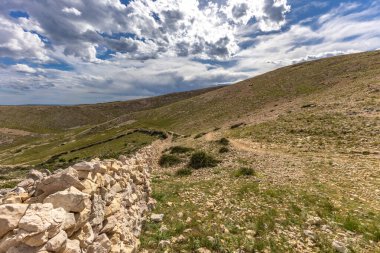 KRK adasındaki Bag zirvesine tırmanan Baska kentinin manzarası, keskin kayalar, gök mavisi sular, Adriyatik Denizi