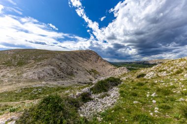 KRK adasındaki Bag zirvesine tırmanan Baska kentinin manzarası, keskin kayalar, gök mavisi sular, Adriyatik Denizi