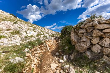 KRK adasındaki Bag zirvesine tırmanan Baska kentinin manzarası, keskin kayalar, gök mavisi sular, Adriyatik Denizi