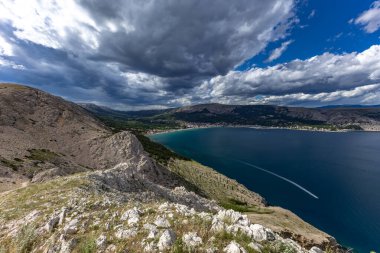 KRK adasındaki Bag zirvesine tırmanan Baska kentinin manzarası, keskin kayalar, gök mavisi sular, Adriyatik Denizi