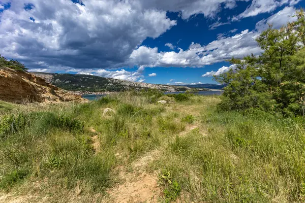 Baska 'daki kumsaldan Bag Dağı' na kadar yürüyüş yolu, yukarıdan görülen şehir manzarası, Bask sahilindeki koyu masmavi su.
