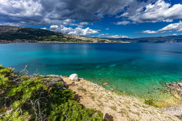 Baska 'daki kumsaldan Bag Dağı' na kadar yürüyüş yolu, yukarıdan görülen şehir manzarası, Bask sahilindeki koyu masmavi su.