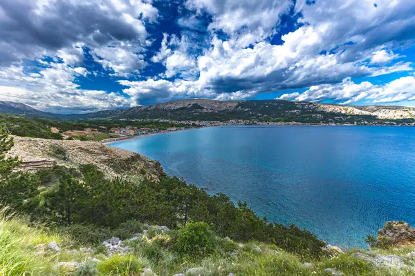 Baska 'daki kumsaldan Bag Dağı' na kadar yürüyüş yolu, yukarıdan görülen şehir manzarası, Bask sahilindeki koyu masmavi su.