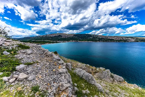 Baska 'daki kumsaldan Bag Dağı' na kadar yürüyüş yolu, yukarıdan görülen şehir manzarası, Bask sahilindeki koyu masmavi su.