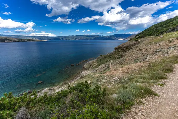 Baska sahilinden Bag Dağı 'nın tepesine kadar kayalık yolda bir yürüyüş. Şehrin gökyüzünden görünen bir manzarası.