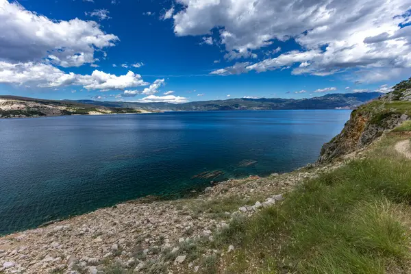 Baska sahilinden Bag Dağı 'nın tepesine kadar kayalık yolda bir yürüyüş. Şehrin gökyüzünden görünen bir manzarası.