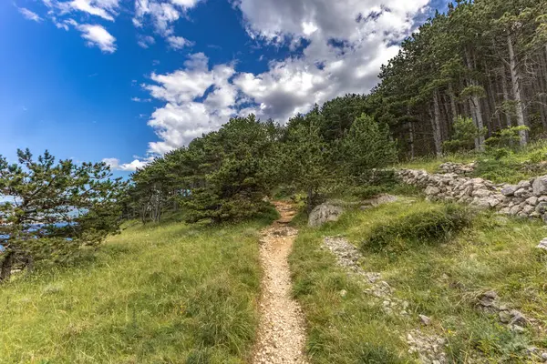 Baska sahilinden Bag Dağı 'nın tepesine kadar kayalık yolda bir yürüyüş. Şehrin gökyüzünden görünen bir manzarası.