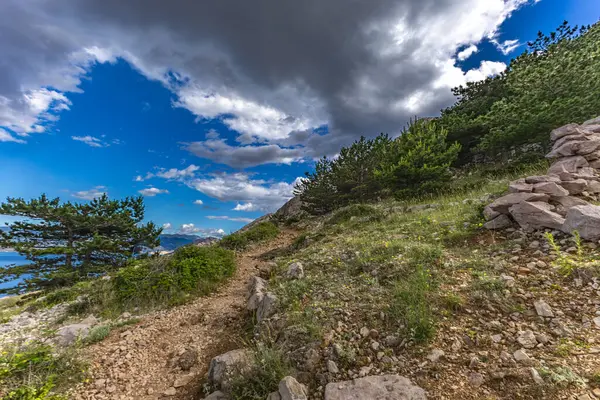 Baska sahilinden Bag Dağı 'nın tepesine kadar kayalık yolda bir yürüyüş. Şehrin gökyüzünden görünen bir manzarası.