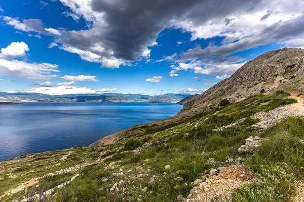 Baska sahilinden Bag Dağı 'nın tepesine kadar kayalık yolda bir yürüyüş. Şehrin gökyüzünden görünen bir manzarası.