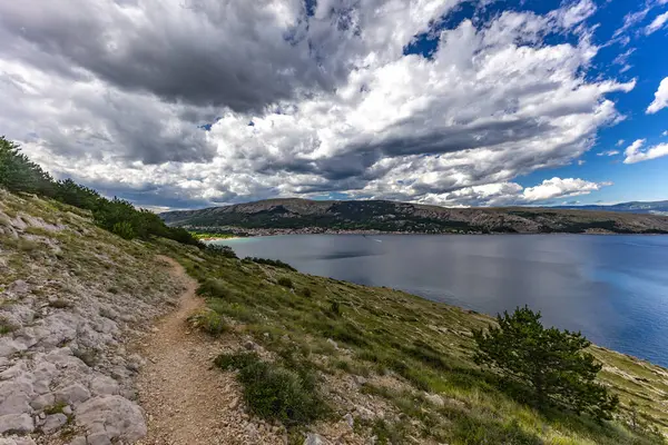 Baska sahilinden Bag Dağı 'nın tepesine kadar kayalık yolda bir yürüyüş. Şehrin gökyüzünden görünen bir manzarası.