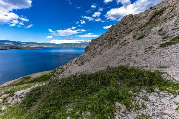 KRK adasındaki Bag zirvesine tırmanan Baska kentinin manzarası, keskin kayalar, gök mavisi sular, Adriyatik Denizi