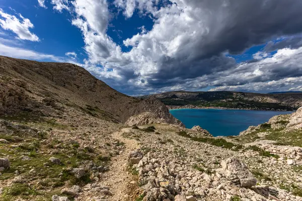 KRK adasındaki Bag zirvesine tırmanan Baska kentinin manzarası, keskin kayalar, gök mavisi sular, Adriyatik Denizi