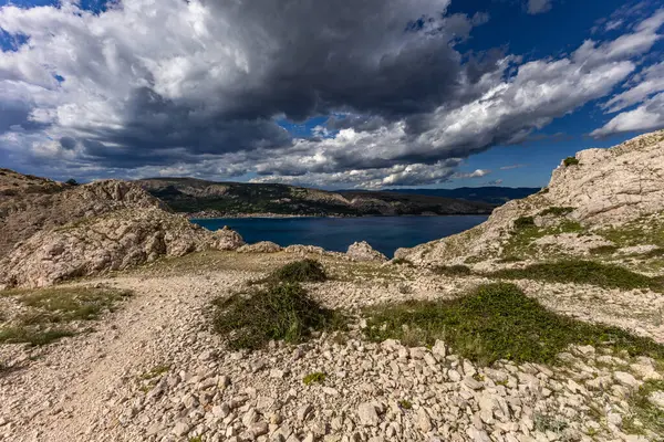 KRK adasındaki Bag zirvesine tırmanan Baska kentinin manzarası, keskin kayalar, gök mavisi sular, Adriyatik Denizi