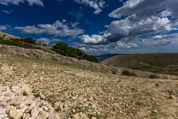KRK adasındaki Bag zirvesine tırmanan Baska kentinin manzarası, keskin kayalar, gök mavisi sular, Adriyatik Denizi