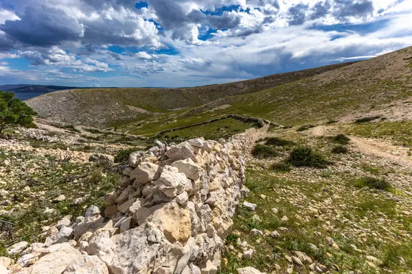 KRK adasındaki Bag zirvesine tırmanan Baska kentinin manzarası, keskin kayalar, gök mavisi sular, Adriyatik Denizi