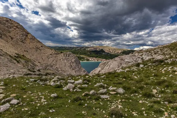 KRK adasındaki Bag zirvesine tırmanan Baska kentinin manzarası, keskin kayalar, gök mavisi sular, Adriyatik Denizi