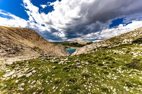 KRK adasındaki Bag zirvesine tırmanan Baska kentinin manzarası, keskin kayalar, gök mavisi sular, Adriyatik Denizi