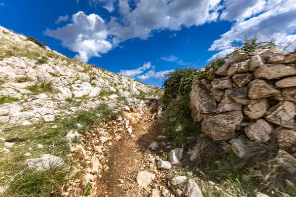 KRK adasındaki Bag zirvesine tırmanan Baska kentinin manzarası, keskin kayalar, gök mavisi sular, Adriyatik Denizi