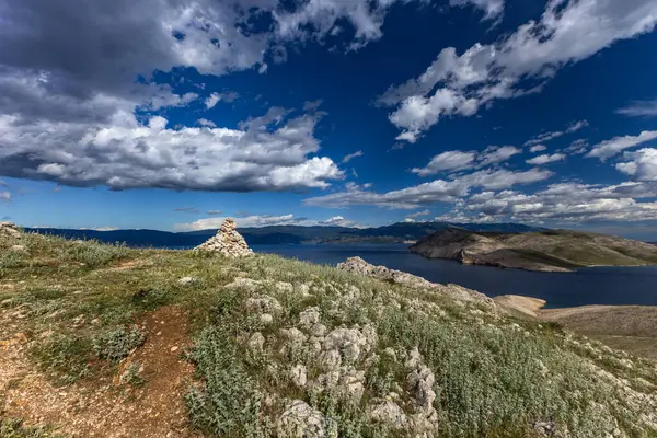 KRK adasındaki Bag zirvesine tırmanan Baska kentinin manzarası, keskin kayalar, gök mavisi sular, Adriyatik Denizi