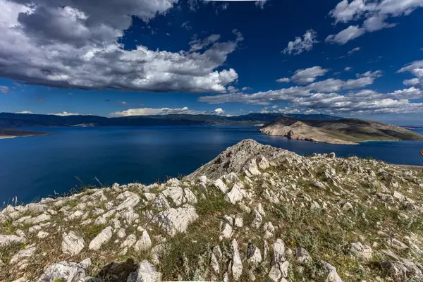 KRK adasındaki Bag zirvesine tırmanan Baska kentinin manzarası, keskin kayalar, gök mavisi sular, Adriyatik Denizi