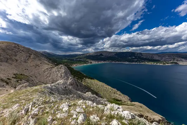 KRK adasındaki Bag zirvesine tırmanan Baska kentinin manzarası, keskin kayalar, gök mavisi sular, Adriyatik Denizi