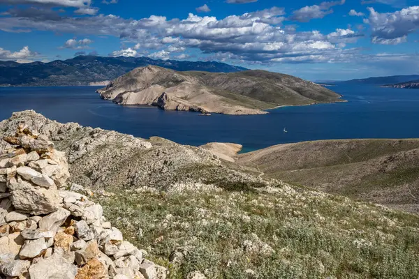 KRK adasındaki Bag zirvesine tırmanan Baska kentinin manzarası, keskin kayalar, gök mavisi sular, Adriyatik Denizi