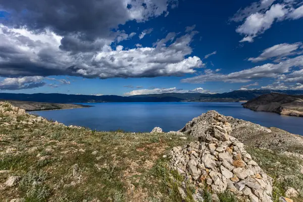 KRK adasındaki Bag zirvesine tırmanan Baska kentinin manzarası, keskin kayalar, gök mavisi sular, Adriyatik Denizi