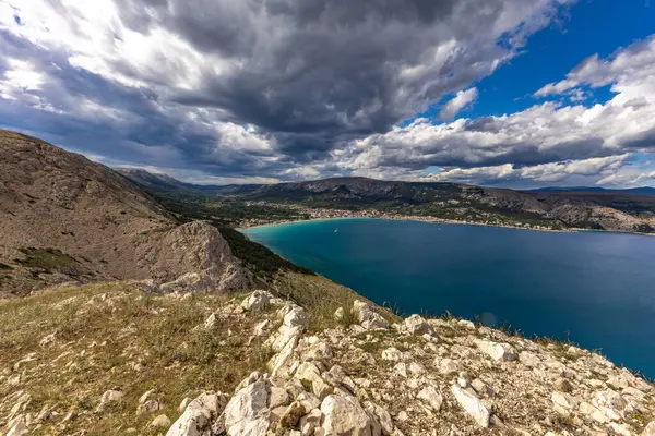 KRK adasındaki Bag zirvesine tırmanan Baska kentinin manzarası, keskin kayalar, gök mavisi sular, Adriyatik Denizi