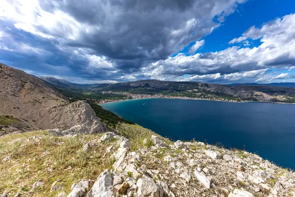 KRK adasındaki Bag zirvesine tırmanan Baska kentinin manzarası, keskin kayalar, gök mavisi sular, Adriyatik Denizi