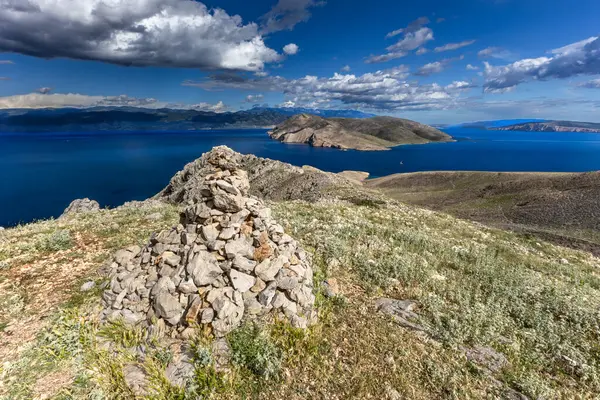 KRK adasındaki Bag zirvesine tırmanan Baska kentinin manzarası, keskin kayalar, gök mavisi sular, Adriyatik Denizi