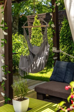 Yazlık evler için bahçeler, ahşap pergola inşaatı, dinlenmek ve dinlenmek için bir yer inşa etmek.