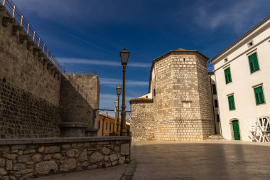 Krk 'taki ünlü Hırvat soylu ailesinin şatosu, kulenin kalıntıları, kare kulesi olan avlu, duvar boyunca yürüyor