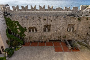 Krk 'taki ünlü Hırvat soylu ailesinin şatosu, kulenin kalıntıları, kare kulesi olan avlu, duvar boyunca yürüyor
