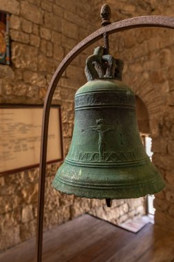 Krk 'taki ünlü Hırvat soylu ailesinin şatosu, kulenin kalıntıları, kare kulesi olan avlu, duvar boyunca yürüyor