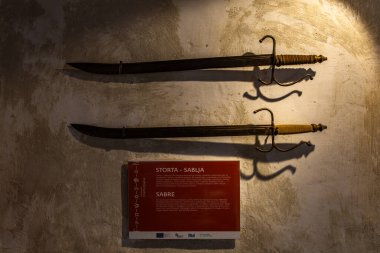 Krk 'taki ünlü Hırvat soylu ailesinin şatosu, kulenin kalıntıları, kare kulesi olan avlu, duvar boyunca yürüyor