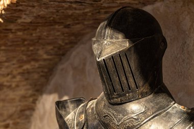 Krk 'taki ünlü Hırvat soylu ailesinin şatosu, kulenin kalıntıları, kare kulesi olan avlu, duvar boyunca yürüyor