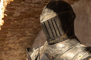 Krk 'taki ünlü Hırvat soylu ailesinin şatosu, kulenin kalıntıları, kare kulesi olan avlu, duvar boyunca yürüyor