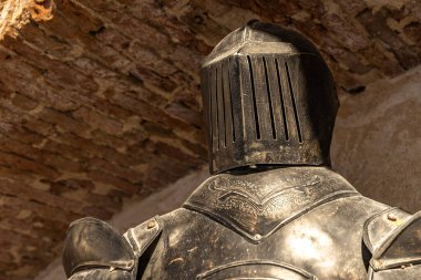 Krk 'taki ünlü Hırvat soylu ailesinin şatosu, kulenin kalıntıları, kare kulesi olan avlu, duvar boyunca yürüyor