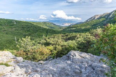 Glagolitic alfabesini simgeleyen anıt, KRK adasının manzarası ve Velebit dağının manzarası