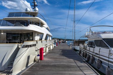 Hırvatistan 'ın KRK adasındaki Punat limanında yat yenileme, limanda zengin turist ve elitlerin özel yatları, deniz kenarında dinlenme